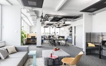 Großer Büroraum mit einigen Arbeitsplätzen in Stuttgart-Zentrum